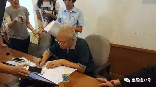 ▲“季羡林亿元遗产案”一审宣判后,季承签字确认。 一中院供图