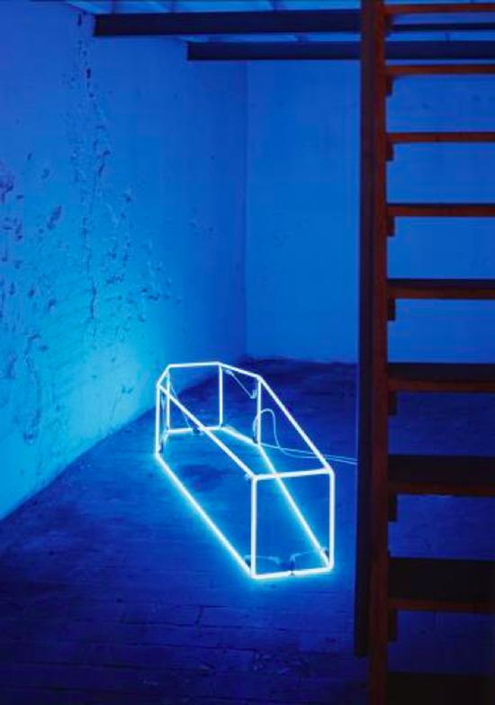 英国艺术家Sarah Lucas创作的装置《新宗教（蓝）》（1999）
