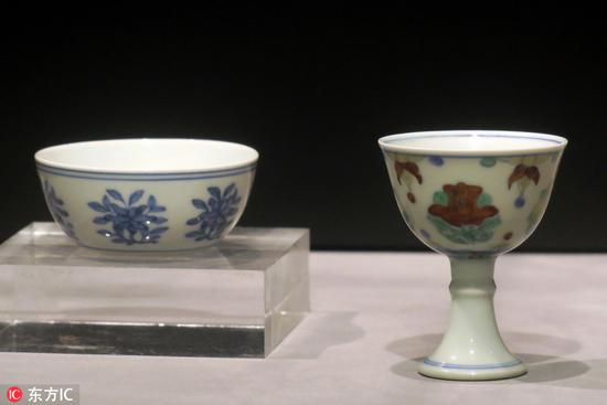 明成化青花折枝花卉纹卧足杯（左）和明成化斗彩月季花高足杯