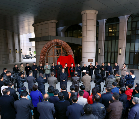 2016年3月1日，毛泽东、黄炎培“延安窑洞对”雕塑在北京中央社会主义学院揭幕