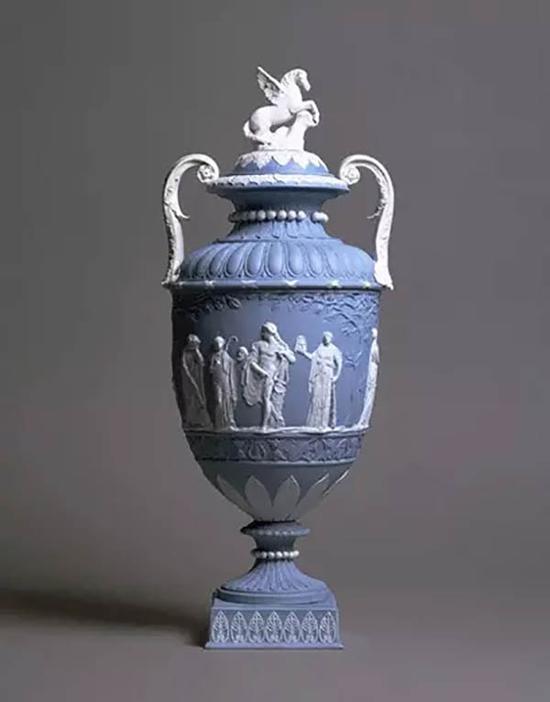 1790 年制成的 Japserware 花瓶，现藏于英国 V&A 博物馆。