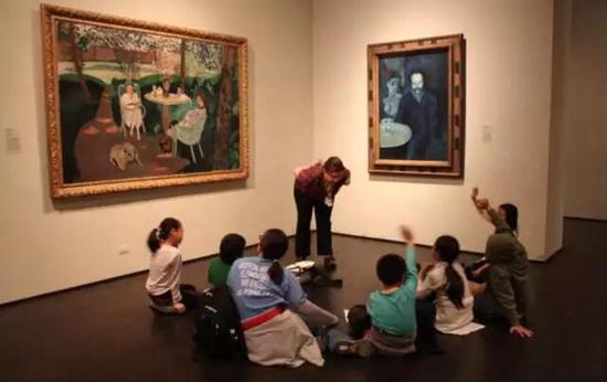国外孩子在美术馆中学习