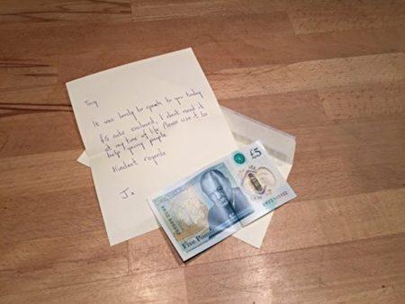 一名妇人捐出价值至少5万英镑的5英镑钞票
