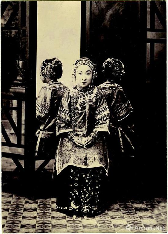 女子全体照 上海耀华照相馆,银盐纸基,10×14 厘米,1905 年前后。仝冰雪收藏。