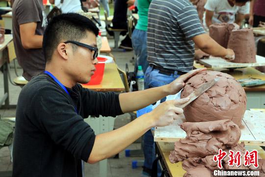资料图片,陶瓷艺人展示陶瓷成型技艺。宗宝珍 摄