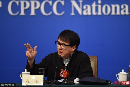 成龙现身政协记者会 心情大好狂秀表情包