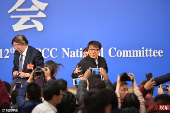 成龙现身政协记者会 心情大好狂秀表情包
