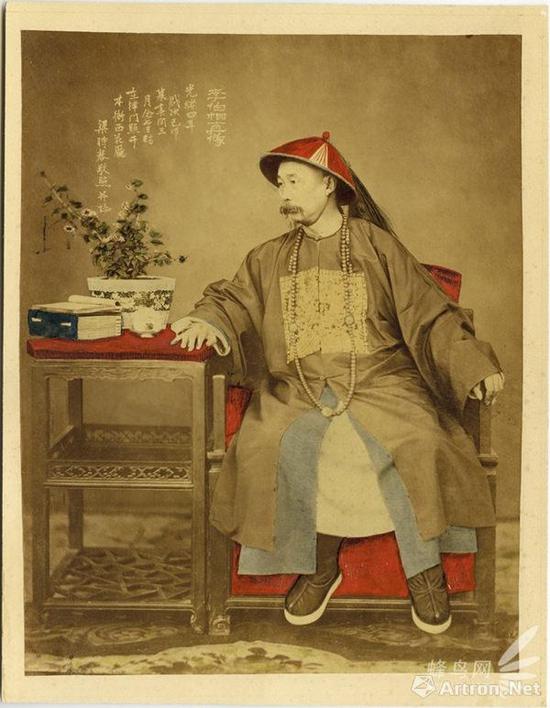 李鸿章肖像梁时泰，蛋白纸基，手工着色，22×28厘米，1879年5月17日。仝冰雪收藏。