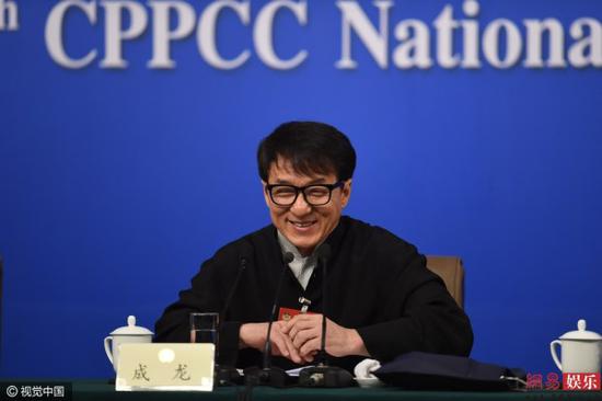 成龙现身政协记者会 心情大好狂秀表情包