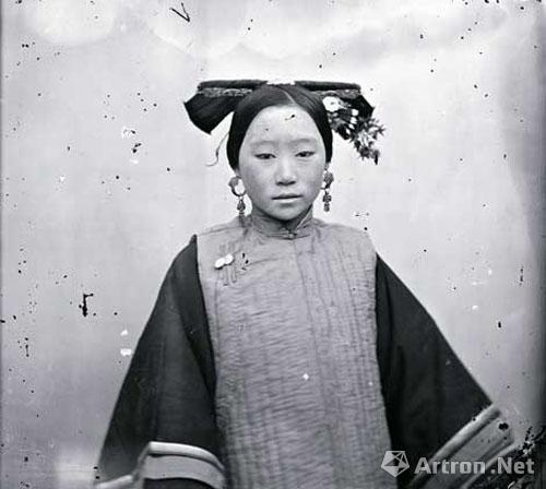 苏格兰摄影师约翰?汤姆逊拍摄的中国妇人肖象
