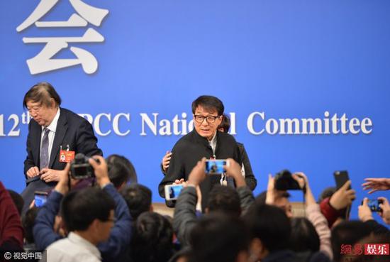 成龙现身政协记者会 心情大好狂秀表情包