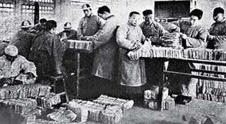 1925年筹建故宫博物院时，工作人员整理内阁大库档案的情形。