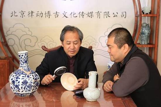 律海明为藏家进行瓷器鉴定