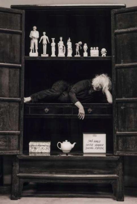 《收藏柜里的自画像》，柯尔斯顿·加斯特森