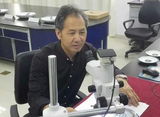律海明在景德镇国家陶瓷重点实验室做古陶瓷数据分析