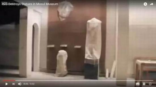 摩苏尔博物馆安息厅的大型雕像罩着塑料膜。