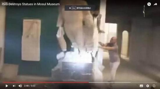 对雕像破坏的视频截图。