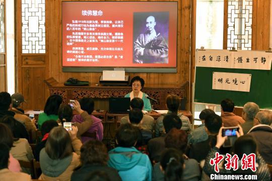 3月26日,李叔同的嫡孙女、天津市李叔同——弘一大师研究会副会长李莉娟在福州举办“弘一大师书法赏析讲座”,讲述祖父书法艺术前缘往事。 记者刘可耕 摄