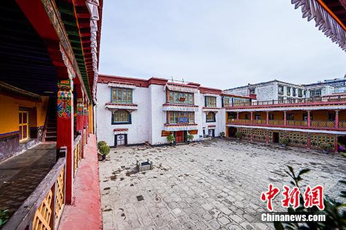 3月25日，修复后的夏扎庄园，再次恢复了往日的恢弘壮丽。为了更好的保护这座百年传承的庄园，西藏官方将其纳入拉萨市八廓古城区古建大院保护范围。 中新社记者 何蓬磊 摄