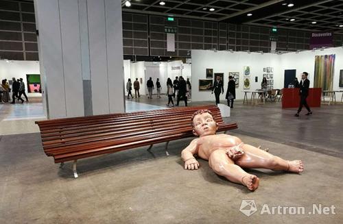 Roslyn Oxley9 Gallery及Michael Lett联合展出纽西兰艺术家Michael Parekowhai的作品“Putto”