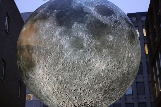 月亮的表面覆盖了一层来自NASA的超清晰月球表面图像
