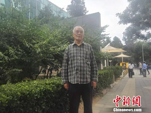 资料图：“季承诉北大返还原物纠纷案”一审庭审结束，季承在法院外接受采访。上官云 摄