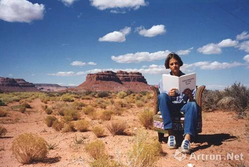 ����Tracey Emin��&nbsp;Outside Myself ��MonUMent Valley����1994�� 