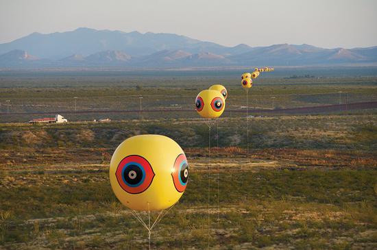 “驱除围墙”（Repellent Fence/Valla Repelente） 2015。摄影：Michael Lundgren，版权：Bockley Gallery。