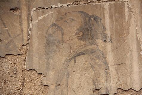 普照寺内一处被盗壁画，盗割者未能完整将壁画铲下。