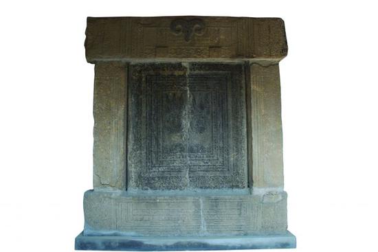 国家一级文物汉代墓室石门 藏在家中垫水沟