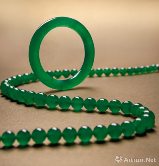 缅甸天然翡翠手镯以及缅甸天然帝王绿翡翠珠配钻石颈链 成交价：1.0679亿港元