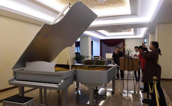  展厅展出的双子星超级钢琴吸引市民驻足拍照留念。