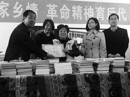 黄涛的妻子马艳秋（中）向下马郡头村捐赠黄涛藏品。