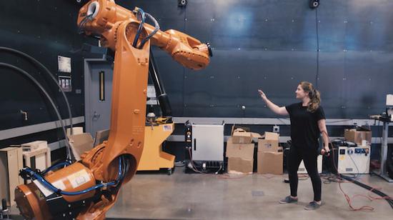 “见面问好”——玛德琳·甘侬（Madeline Gannon）的米姆斯型（Mimus）工业机器人。图：Autodesk， Charlie Nordstrom