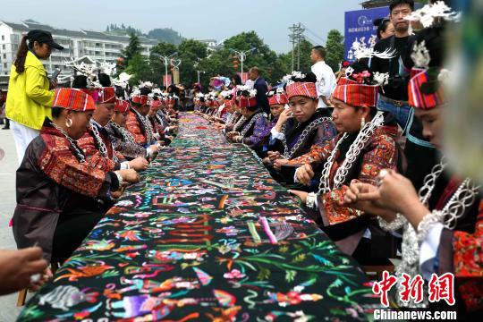     4月9日，千名绣娘在贵州省台江县秀眉广场共织画卷。　张鸿　摄