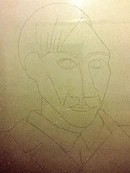 原标题:天哪噜!艺术家竟然用淋浴时掉落的头发来作画,脑洞太大了!