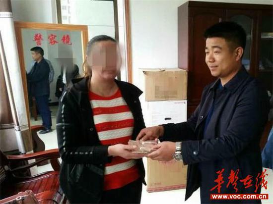 1492128735645605.jpg 受害人杨某领回被骗现金
