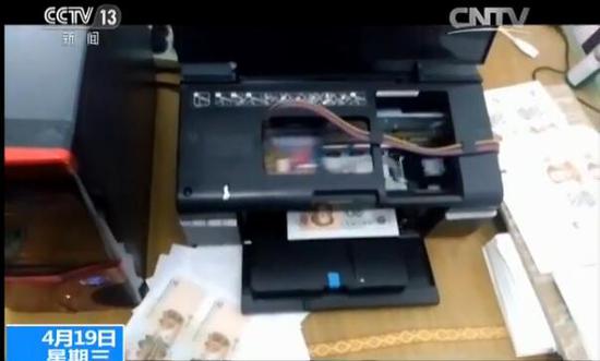 警方搜查时，嫌疑人屋内正在打印假币的打印机