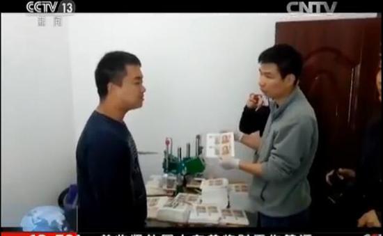 嫌疑人(左一)接受警察讯问