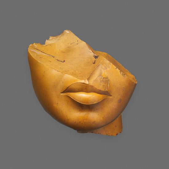 古埃及阿马纳新王国统治时期的《Fragmentof a Queen‘s Face》。图片:致谢大都会艺术博物馆