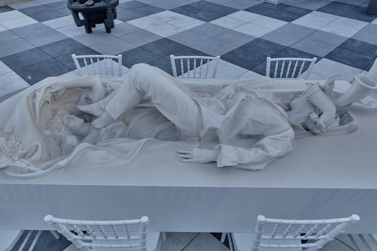位于大都会博物馆屋顶花园的Adrián Villar Rojas作品《The Theater of Disappearance》展览现场。图片:来自J?rg Baumann,致谢艺术家、Marian Goodman画廊、以及来自墨西哥城的Kurimanzutto画廊