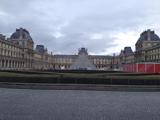1792年5月27日，国民议会宣布，卢浮宫将属于大众。1793年8月10日，卢浮宫艺术馆正式对外开放，成为公共博物馆。