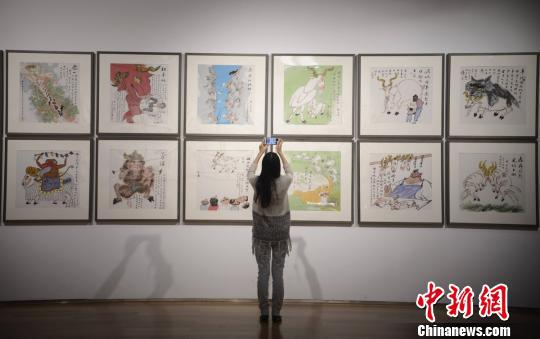 黄永玉的各种生肖画挂满了墙壁。 杨华峰 摄
