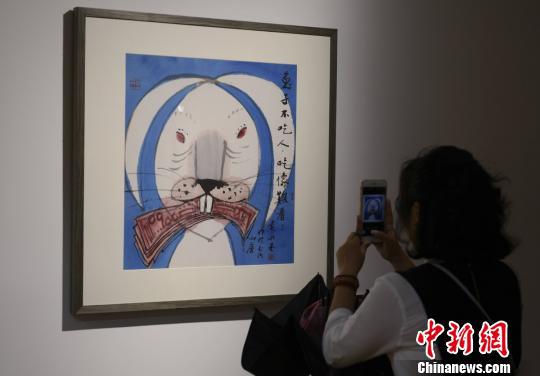一位市民拍摄有关“兔”题材的生肖画。 杨华峰 摄 一位市民拍摄有关“兔”题材的生肖画。 杨华峰 摄