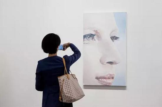 卓纳画廊中出售的吕克·图伊曼斯作品《K》，售价为 150 万美元? 图片：Art Basel
