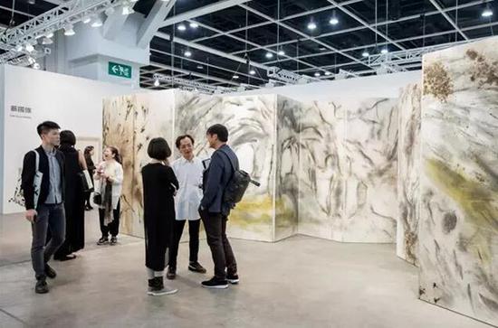 诚品画廊带来蔡国强作品《游走太鲁阁》，售价为 380 万美元? 图片：Art Basel