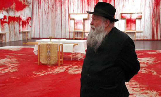 2008年Hermann Nitsch在其血淋淋的展览现场。图片:来自Die Presse Hermann Nitsch,致谢Wikimedia Commons