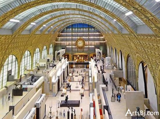 奥赛博物馆由火车站改建而成，收藏有大量印象派、后印象派艺术品。