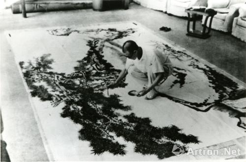 1964年潘天寿在杭州华侨饭店作大画