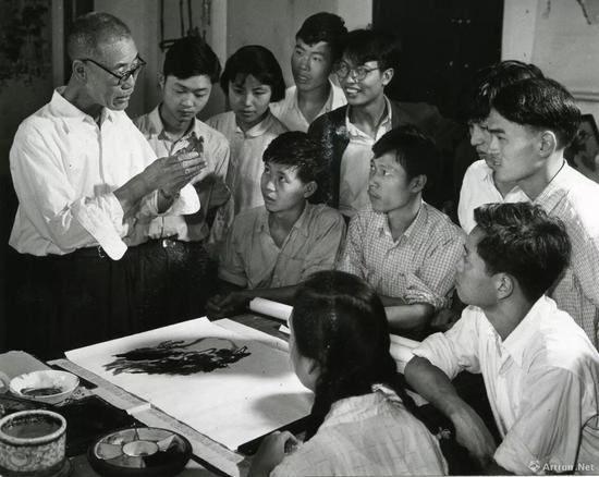 1963年潘天寿给国画系花鸟班学生上课